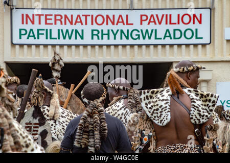 Les guerriers zoulous. Visite du roi d'acquisition de la Zulu Nation au Royal Welsh Show (RWAS) de Builth Wells. Llanelwedd, Powys, Pays de Galles. Banque D'Images