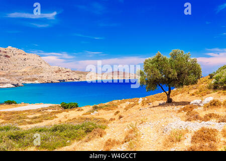 Paysage près de la mer vue du ciel photo d'Agia Agathi plage et château Feraklos sur l'île de Rhodes, Dodécanèse, Grèce. Panorama avec plage de sable fin et clair blu Banque D'Images