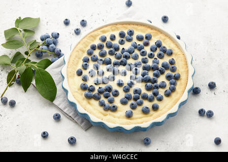Tarte aux myrtilles tarte ou avec les baies fraîches sur la table en pierre blanche Banque D'Images