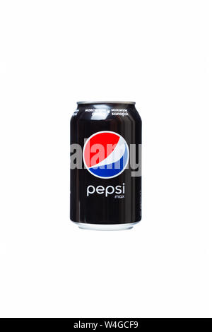 Chisinau, Moldova - Juillet 21, 2019 : Pouvez de Pepsi Max verre isolé sur blanc. Pepsi Max est de boissons gazeuses sans sucre produit par PepsiCo. Banque D'Images