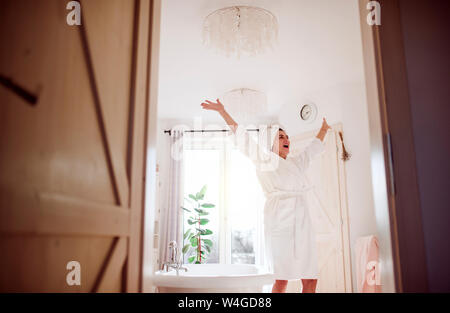 Femme mature dans une salle de bains à la maison Banque D'Images