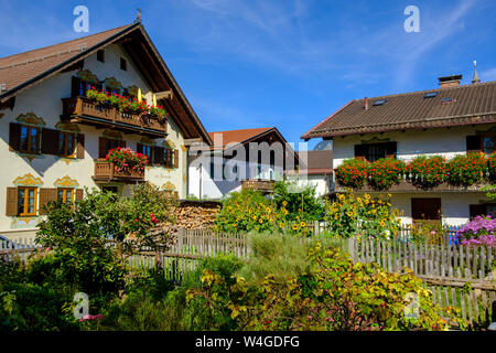 Maisons avec des boîtes à fleurs, Garmisch-Partenkirchen, Bavière, Allemagne Banque D'Images