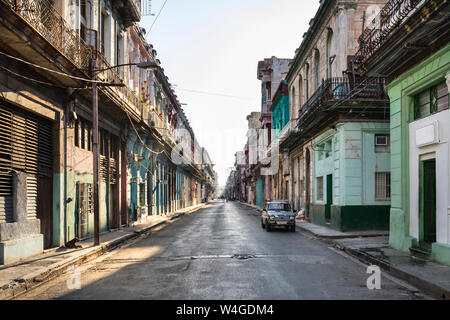 La rue vide à la vieille ville, La Havane, Cuba Banque D'Images