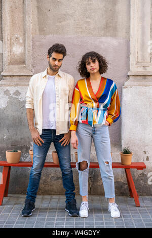 Portrait d'un couple standing on pavement Banque D'Images
