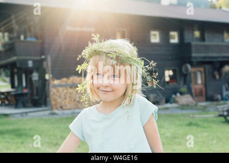 Petite fille portant des fleurs dans ses cheveux, Jochberg, Autriche Banque D'Images