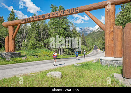 Le parc national Banff, Alberta, Canada - 16 juin 2019 : coureurs dans le Marathon de Banff passent sous l'entrée de Bow Valley Parkway Banque D'Images