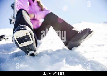 Close-up of woman, après le ski assis sur le sol enneigé en Sierra Nevada, Andalousie, Espagne Banque D'Images