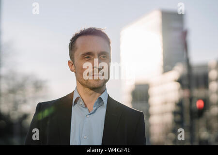 Successful businessman crossing street dans la ville Banque D'Images