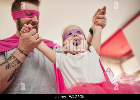 Père et fille jouer super héros et super Banque D'Images