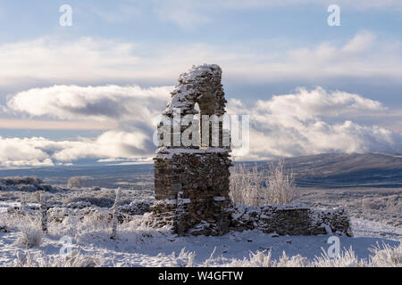 La ruine en neige au Chemin de Saint-Jacques de Compostelle, près de Cruz de Ferro, Espagne Banque D'Images