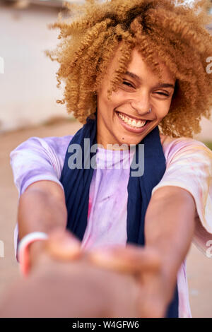 Portrait of happy woman holding man's hand Banque D'Images