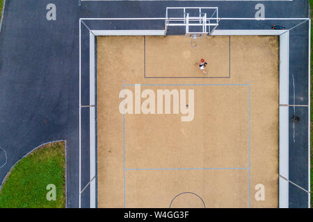 Jeune femme jouant au basket-ball, vue aérienne Banque D'Images
