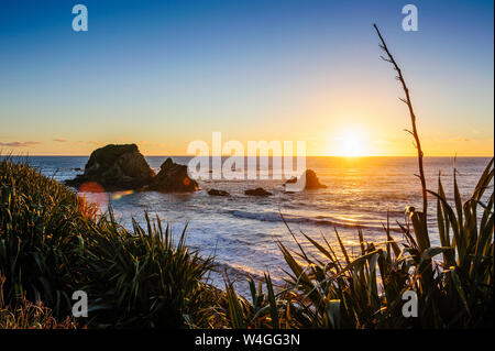 Coucher du soleil à Cape Foulwind près de Westport, île du Sud, Nouvelle-Zélande Banque D'Images