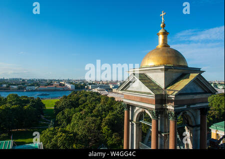 Vue à partir de la la Cathédrale Saint Isaac avec une coupole d'or, Saint-Pétersbourg, Russie Banque D'Images