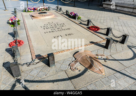 La plaque de granit et flamme éternelle de la Tombe du soldat inconnu située sous la voûte de l'Arc de Triomphe à Paris, France. Banque D'Images