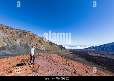Tourist enjoying view de glisser Sands Trail, volcan Haleakala, le Parc National de Haleakala, Maui, Hawaii, USA Banque D'Images