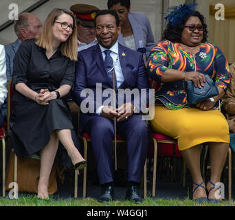 Le roi Goodwill partage une blague avec Kirsty Williams AM lors de l'ouverture des Royal Welsh Show. Pumi Reine à ses côtés. Visite du roi d'acquisition de la Zulu Nation au Royal Welsh Show (RWAS) de Builth Wells. Llanelwedd, Powys, Pays de Galles. Banque D'Images