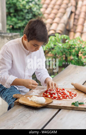 Garçon prepairing pizza Banque D'Images