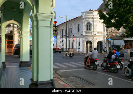 Vieilles maisons sino-portugaise, dans la vieille ville de la ville de Phuket, Phuket, Thaïlande ; emplacement : Road. Yaowarad / Dibuk Road crossing Banque D'Images