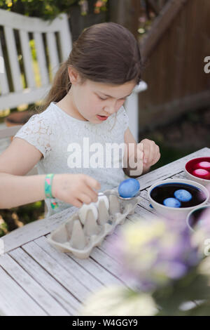 Oeufs de Pâques en teinture fille jardin Banque D'Images