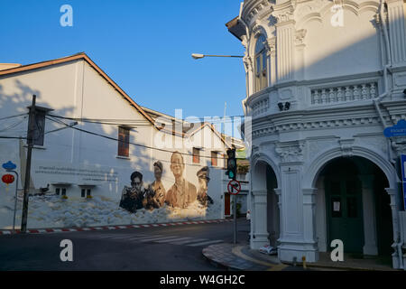 Sino-portugaise ancienne maisons de la vieille ville de la ville de Phuket, Thaïlande, peintures de l'ancien Roi Bhumipol à diverses étapes de sa vie dans la b/g Banque D'Images