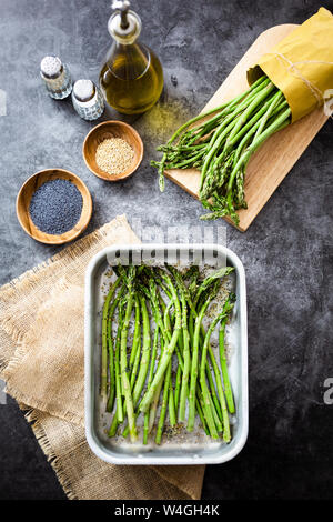 Les asperges dans une casserole Banque D'Images