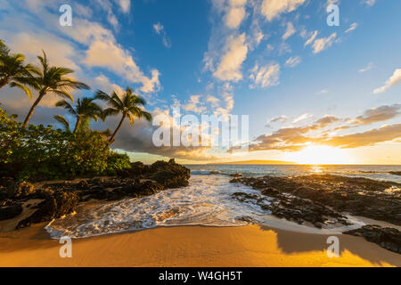 Plage secrète au coucher du soleil, Maui, Hawaii, USA Banque D'Images