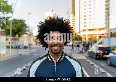 Portrait of smiling casual man dans la ville, Barcelone, Espagne Banque D'Images