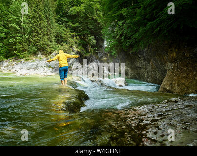 Autriche, Tyrol, Brandenberg, man crossing Brandenberger Ache Banque D'Images