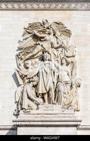 Le Triomphe de 1810 est un relief monumental en pierre montrant Napoléon Bonaparte, situé sur le pilier sud de l'Arc de Triomphe à Paris, en France. Banque D'Images