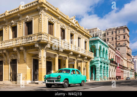 Vintage voiture conduire en face de bâtiments coloniaux, La Havane, Cuba Banque D'Images