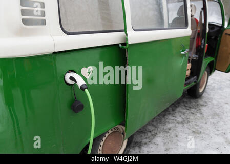 Fourgon électrique se recharge en hiver paysage, Kuopio, Finlande Banque D'Images