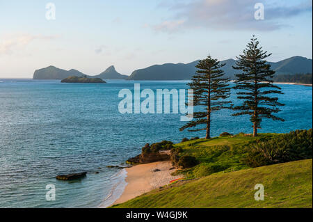 Plage sur un terrain de golf avec vue sur l'île Lord Howe, New South Wales, Australie Banque D'Images