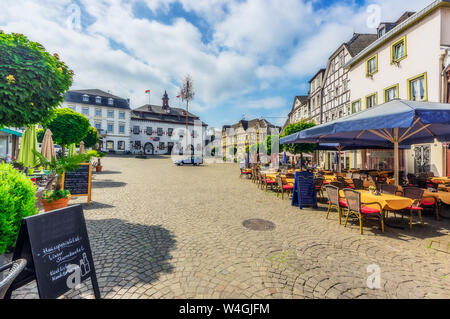 Allemagne, Rhénanie-Palatinat, Linz am Rhein, vieille ville, de la place du marché avec la fontaine et maisons à colombages Banque D'Images