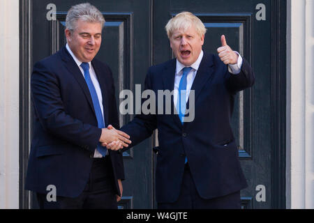 Londres, Royaume-Uni. 23 juillet, 2019. Boris Johnson est accueilli au siège du parti conservateur par Brandon Lewis Président du parti à la suite de l'annonce qu'il a été élu comme chef du parti et demain remplacer Theresa peut en tant que premier ministre. Credit : Mark Kerrison/Alamy Live News Banque D'Images