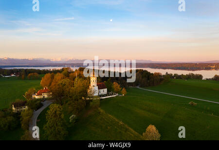 Vue aérienne sur la rue Church Johann Baptist et le Lac de Starnberg à l'aube, près de Holzhausen Munsing, Bavière, Allemagne Banque D'Images