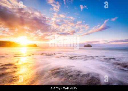 Bass Rock à distance au coucher du soleil, North Berwick, East Lothian, Scotland Banque D'Images