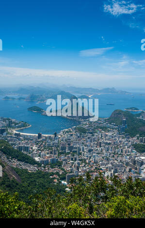 Outlook à partir de la statue du Christ Rédempteur à Rio de Janeiro, Brésil de Sugarloaf Mountain Banque D'Images