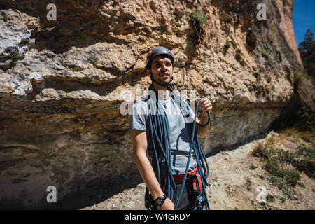 Climber avec corde en face du mur de pierre Banque D'Images