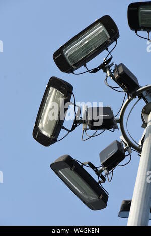 Lampes sur un pôle d'éclairage du mât. Howrah, Inde. Banque D'Images