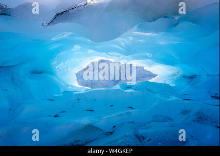 Blue Ice dans une grotte de glace dans le Glacier Fox, île du Sud, Nouvelle-Zélande Banque D'Images