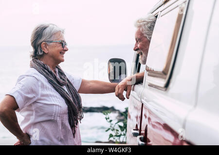 Senior couple voyageant dans un van, de prendre une pause à la mer, parler Banque D'Images