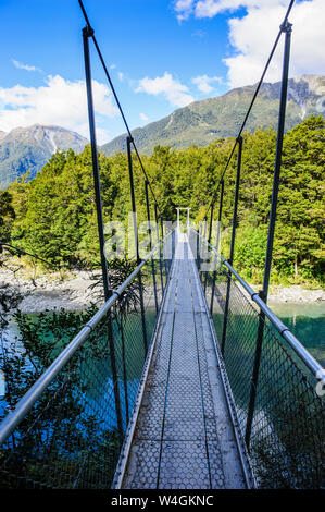 Pont suspendu, piscines bleu, Haast Pass, île du Sud, Nouvelle-Zélande Banque D'Images