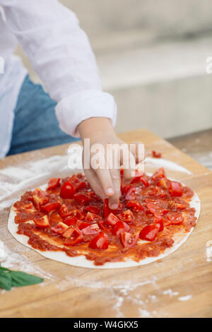 Garçon prepairing pizza Banque D'Images