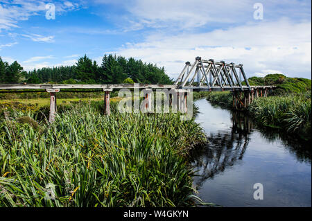 Vieux pont de chemin de fer le long de la route entre Fox Glacier et Greymouth, île du Sud, Nouvelle-Zélande Banque D'Images