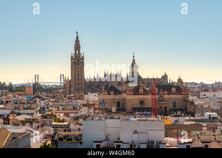 Vue urbaine avec Cathédrale de Séville avec La Giralda, Séville, Espagne Banque D'Images