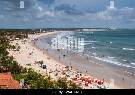 Belle plage ci-dessous les dunes de sable de Natal, Rio Grande do Norte, Brésil Banque D'Images