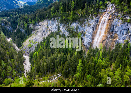 Vue aérienne sur la vallée de Lech Lech et rivière avec cascade, Tyrol, Autriche Banque D'Images