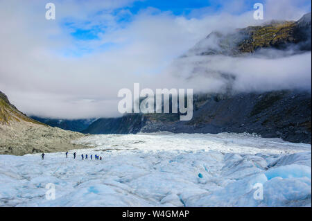 Les touristes en randonnée sur glacier Fox, île du Sud, Nouvelle-Zélande Banque D'Images