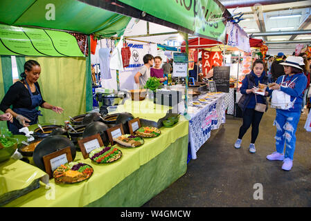 Les étals du marché de Brick Lane dimanche à Londres, Royaume-Uni Banque D'Images